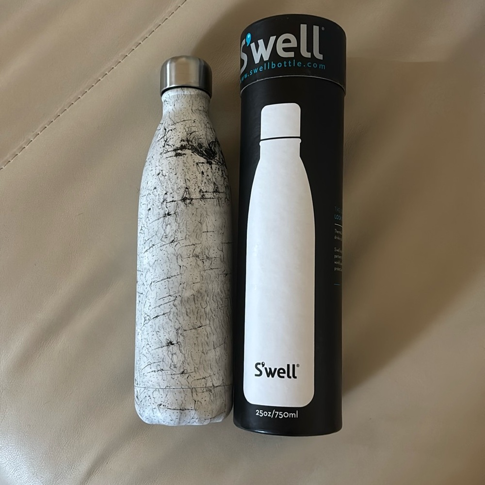 NIB Swell 25oz Canteen White Black Marble
